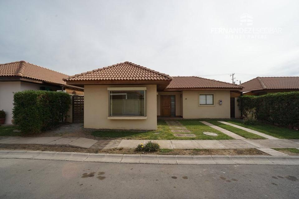 SAN ESTEBAN - SE ARRIENDA CASA CON PISCINA